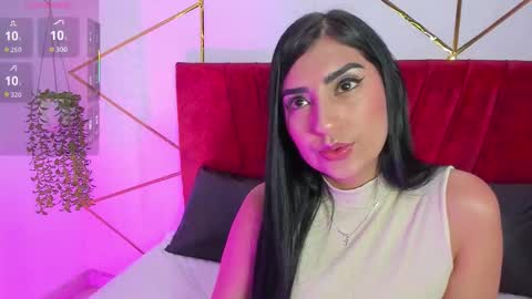 paris_evans_01 online show from November 5, 2025, 1:11 pm