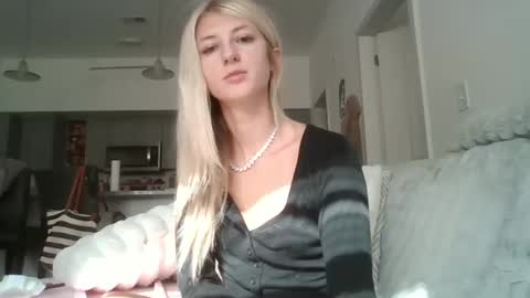 parisbaby2000 online show from October 2, 2025, 2:13 pm