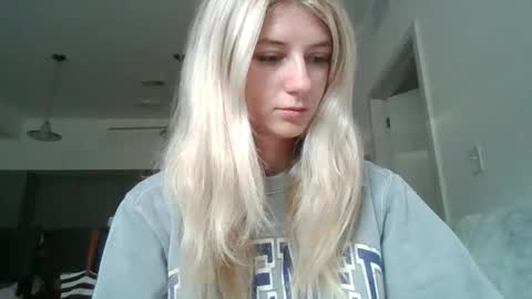 parisbaby2000 online show from October 7, 2025, 2:47 pm