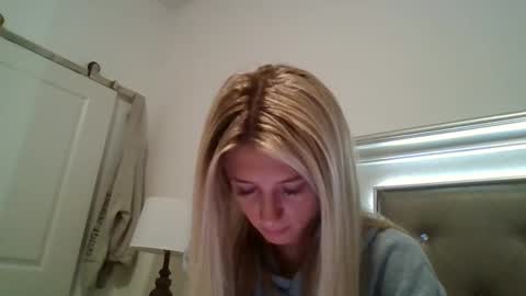 parisbaby2000 online show from October 29, 2025, 1:46 pm