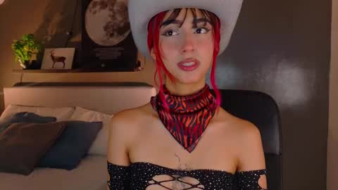 Snapshot of parisfox_ chatting on October 28, 2025, 8:33 pm PARIS online show from October 28, 2025, 8:33 pm