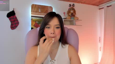 Snapshot of pau_cute chatting on December 7, 2024, 9:44 pm Sofa online show from December 7, 2024, 9:44 pm