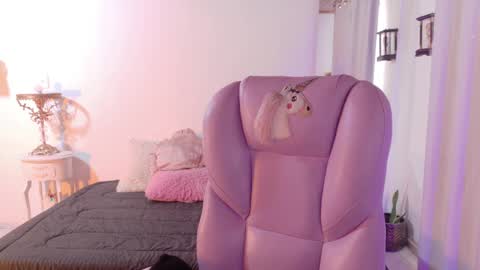 Sofa online show from May 7, 2026, 8:47 pm