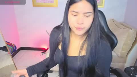 Snapshot of paulette_v chatting on April 29, 2026, 1:15 pm Live 800am 200pm COLOMBIAN HOUR online show from April 29, 2026, 1:15 pm