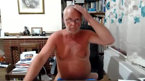 Snapshot of paull56r_ chatting on June 2, 2026, 1:07 am Hi Im Paul online show from June 2, 2026, 1:07 am