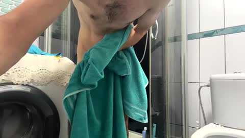 peanutmikk online show from October 8, 2025, 8:23 am