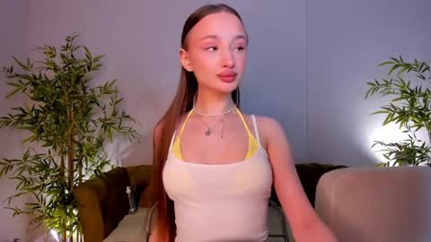 Snapshot of pearl_bloom chatting on May 19, 2026, 1:00 am Sex Leah online show from May 19, 2026, 1:00 am