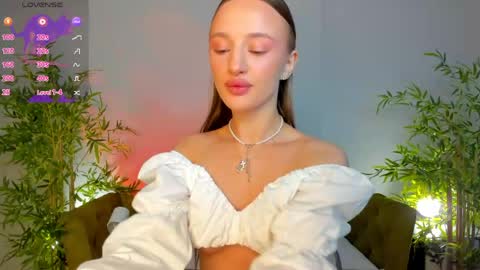 Snapshot of pearl_bloom chatting on June 4, 2026, 1:00 am Sex Leah online show from June 4, 2026, 1:00 am