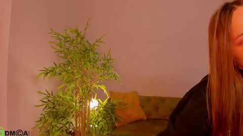 Snapshot of pearl_bloom chatting on June 22, 2026, 1:07 am Sex Leah online show from June 22, 2026, 1:07 am