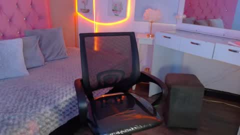 peneelopeecute online show from July 27, 2026, 9:33 pm