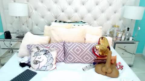 Penelope Laurent online show from December 5, 2025, 12:47 pm