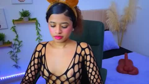 pequitasmedusa9 online show from October 22, 2025, 6:07 pm