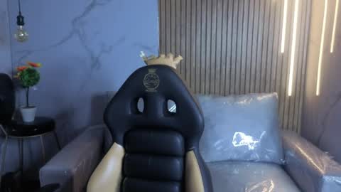 perla_lovely online show from May 27, 2026, 12:24 pm