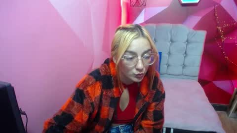 PERLA RED online show from January 10, 2025, 3:48 pm