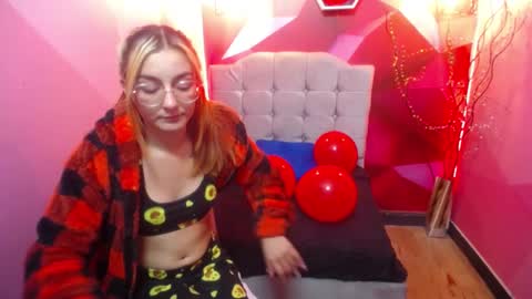 PERLA RED online show from February 19, 2025, 3:27 pm