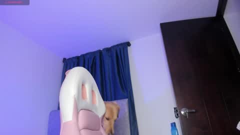 Perla online show from October 28, 2025, 1:20 am