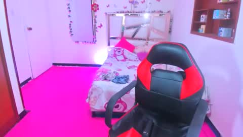 PERLA online show from May 13, 2026, 1:36 am