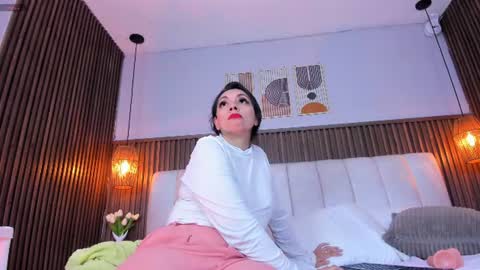 PerlaPreciosa online show from June 17, 2026, 4:04 am