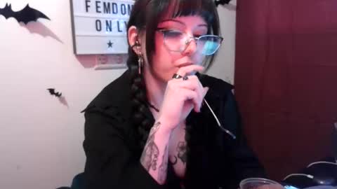 Snapshot of persephones_garden chatting on April 8, 2026, 12:05 pm Persephone online show from April 8, 2026, 12:05 pm