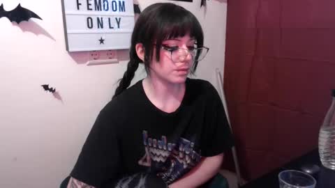 Snapshot of persephones_garden chatting on April 9, 2026, 12:10 pm Persephone online show from April 9, 2026, 12:10 pm