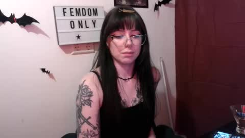 Snapshot of persephones_garden chatting on April 18, 2026, 12:20 pm Persephone online show from April 18, 2026, 12:20 pm