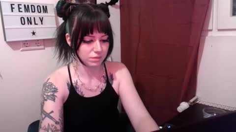 Snapshot of persephones_garden chatting on April 21, 2026, 12:11 pm Persephone online show from April 21, 2026, 12:11 pm