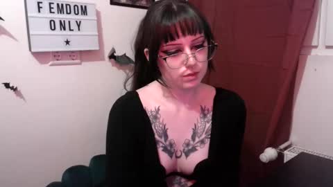 Snapshot of persephones_garden chatting on April 22, 2026, 12:07 pm Persephone online show from April 22, 2026, 12:07 pm