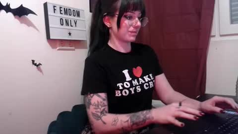 Snapshot of persephones_garden chatting on April 25, 2026, 12:08 pm Persephone online show from April 25, 2026, 12:08 pm