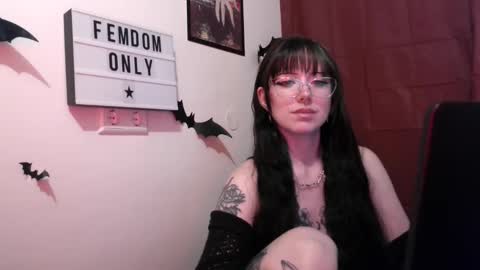 Snapshot of persephones_garden chatting on May 5, 2026, 12:13 pm Persephone online show from May 5, 2026, 12:13 pm