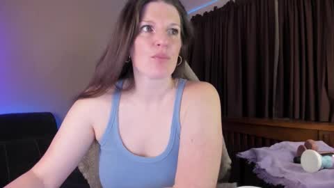 Snapshot of pessimistically_optimistic chatting on December 5, 2025, 12:03 pm Kelly online show from December 5, 2025, 12:03 pm