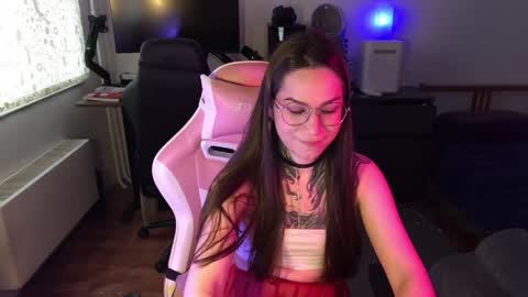 Snapshot of petal_dust_ chatting on April 20, 2026, 2:53 pm petal_dust_ online show from April 20, 2026, 2:53 pm