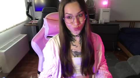 Snapshot of petal_dust_ chatting on April 28, 2026, 1:27 pm petal_dust_ online show from April 28, 2026, 1:27 pm