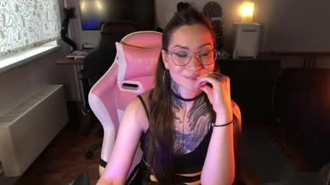 Snapshot of petal_dust_ chatting on April 29, 2026, 3:27 pm petal_dust_ online show from April 29, 2026, 3:27 pm