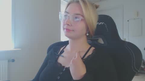petalkiss online show from September 13, 2025, 12:49 pm