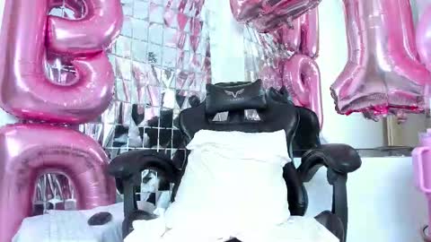 petite_amor online show from October 2, 2025, 9:33 pm