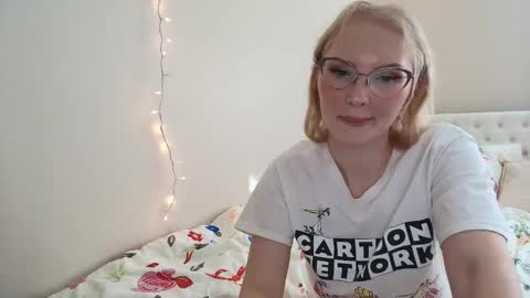 Snapshot of petite_cupcake chatting on November 17, 2025, 7:30 pm Little cupcake online show from November 17, 2025, 7:30 pm