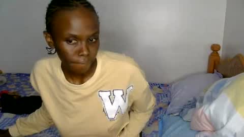 Snapshot of petite_desiree chatting on August 5, 2026, 8:00 pm Desiree online show from August 5, 2026, 8:00 pm
