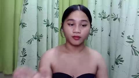 Snapshot of petite_trish chatting on January 28, 2025, 5:22 am trish online show from January 28, 2025, 5:22 am