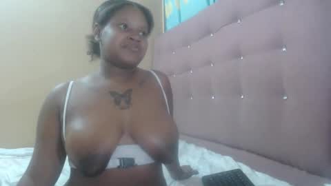 Snapshot of petitechocolatemommy chatting on November 16, 2025, 12:27 am petitechocolatemommy online show from November 16, 2025, 12:27 am