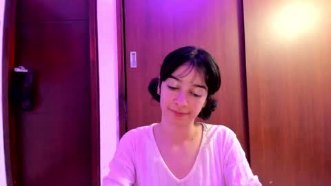 Snapshot of petitee_lunna chatting on December 18, 2024, 6:32 am Lunna online show from December 18, 2024, 6:32 am
