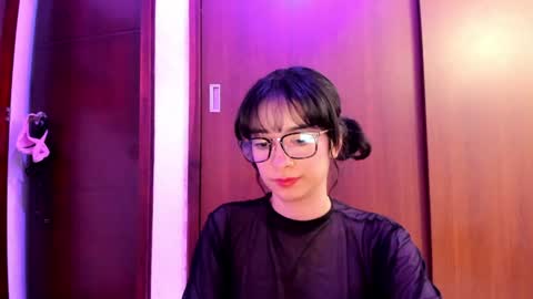 Snapshot of petitee_lunna chatting on February 2, 2025, 12:40 am Lunna online show from February 2, 2025, 12:40 am