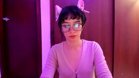 Snapshot of petitee_lunna chatting on March 3, 2025, 12:48 am Lunna online show from March 3, 2025, 12:48 am