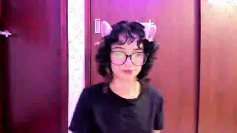 Snapshot of petitee_lunna chatting on November 7, 2025, 12:32 am Lunna online show from November 7, 2025, 12:32 am