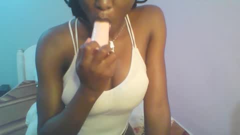 Snapshot of petiteediva chatting on May 17, 2026, 2:42 am diva online show from May 17, 2026, 2:42 am