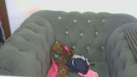 petitpearl online show from January 25, 2025, 5:40 am