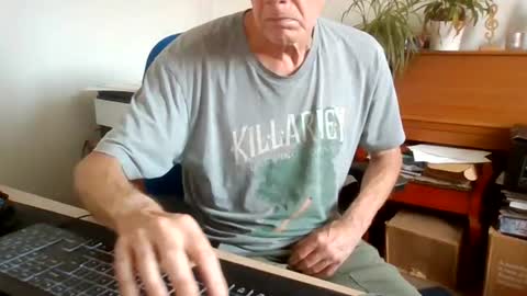 Snapshot of petitwilly chatting on July 15, 2026, 8:30 am petitwilly online show from July 15, 2026, 8:30 am