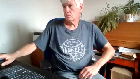 Snapshot of petitwilly chatting on July 21, 2026, 10:39 am petitwilly online show from July 21, 2026, 10:39 am