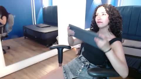 Moon  online show from October 27, 2025, 4:22 pm