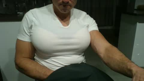 Snapshot of philouuuuu chatting on February 19, 2026, 2:40 am philouuuuu online show from February 19, 2026, 2:40 am