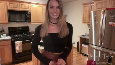 Snapshot of phoenix_taylor chatting on February 6, 2026, 3:33 am PHOENIX TAYLOR online show from February 6, 2026, 3:33 am